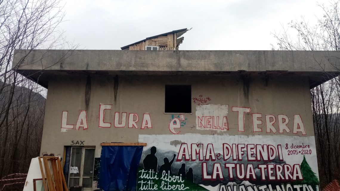 LA LUTTE NE S’ARRÊTE PAS : OCCUPATION DES TERRES A SAN DIDERO, LÀ OÚ DEVRAIT ÊTRE CONSTRUIT LE FUTUR AUTOPORT DE SAN DIDERO, QUI FAIT PARTIE DU CHANTIER DU TAV.