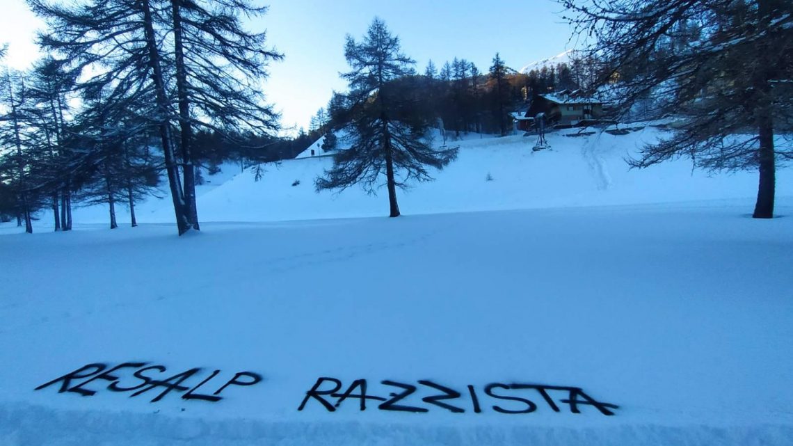 RESALP, UNA COMPAGNIA CHE SELEZIONA I PROPRI PASSEGGERI. E CHE AIUTA LE GUARDIE DI FRONTIERA NEI LORO CONTROLLI DA ENTRAMBI I LATI DEL CONFINE.