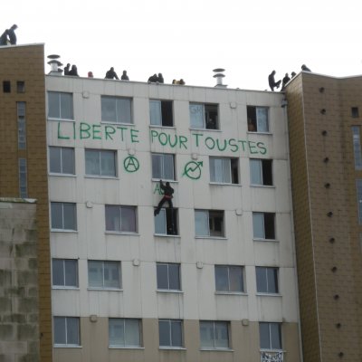 CALAIS – Tribune de la part des occupant.e.s de la rue d’Ajaccio