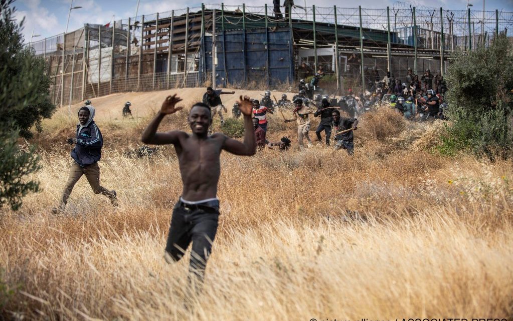 Assaut à la frontière entre le Maroc et l’Espagne : au moins 23 migrants meurent en essayant d’entrer à Melilla